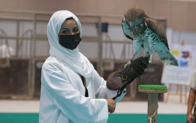 خالد بن محمد بن زايد يزور معرض أبوظبي للصيد والفروسية ويؤكد أهمية توفير منص ات تحتفي بالإرث الثقافي حياتي اليوم