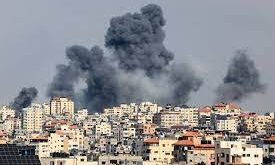 الدخان يتصاعد نتيجة هجمات المقاومة الفلسطينية