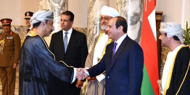 الرئيس السيسي يصافح سفير عمان أثناء زيارة السلطان هيثم بن طارق لمصر